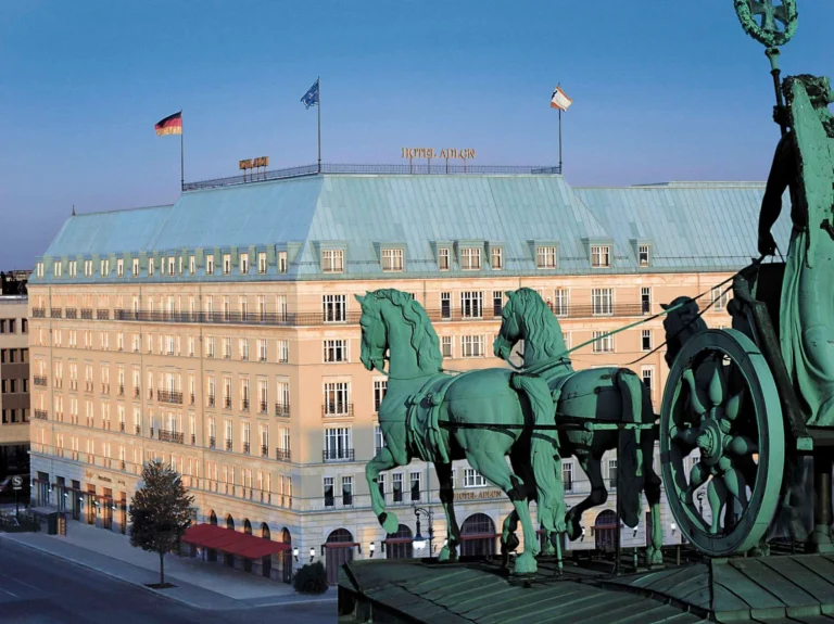 Hotel Adlon za 1,2 mld zł. Ikona Berlina na sprzedaż