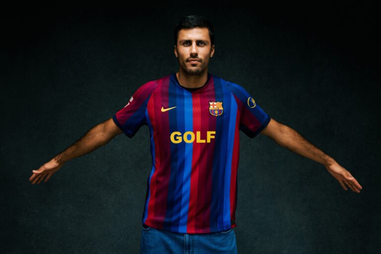 Dlaczego Barcelona zmienia logo artystów na koszulkach na El Classico? Kto na tym realnie zarabia?