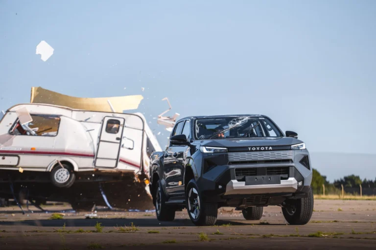 Toyota z genialną kampanią marketingową. Zrzucili przyczepę na Hiluksa, jak w legendarnym Top Gear.